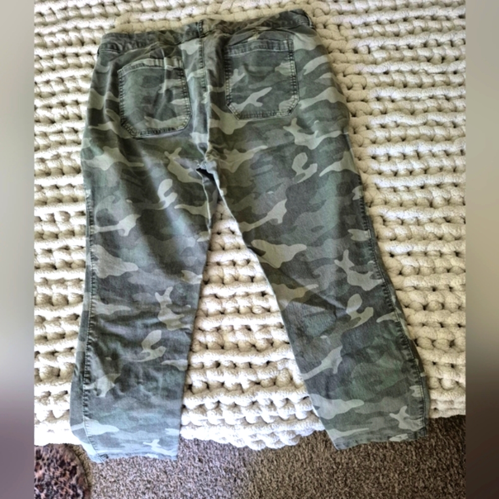 Vintage Old Navy Woman's Camo Pants - Picture 2 of 4